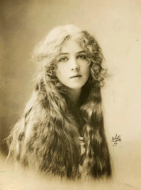 A beautiful woman, 1912