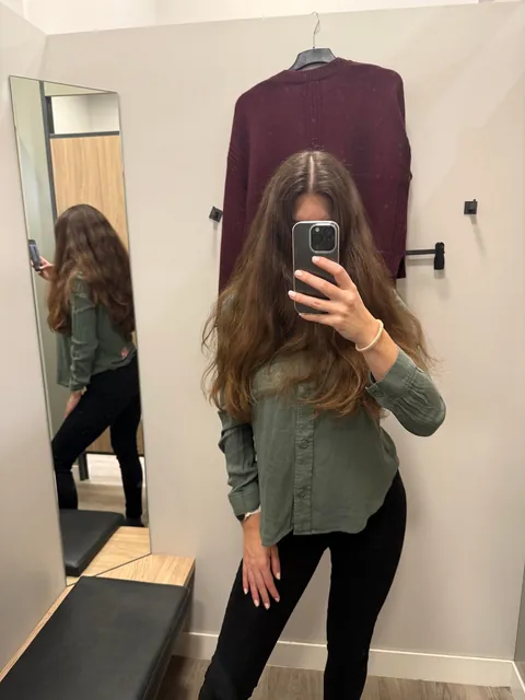 (F) Tried on a few things… and then tried on nothing 😋