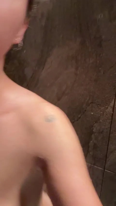 Sending nuds to every guy that upvte and say 'yes (my auto reply is on)