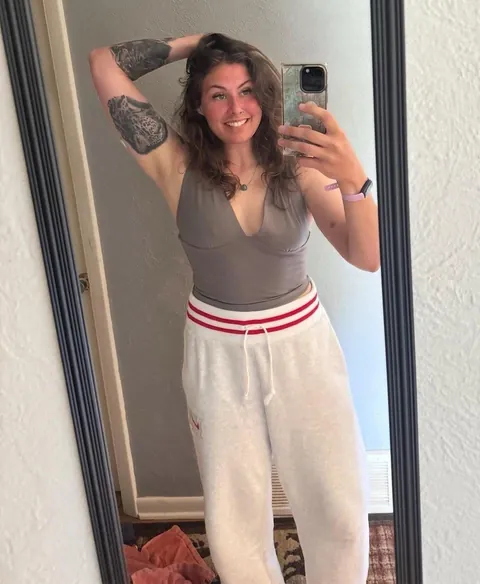 Born in 1999, 1 kid... Am I still hot for a natural mom? 🫣➡️