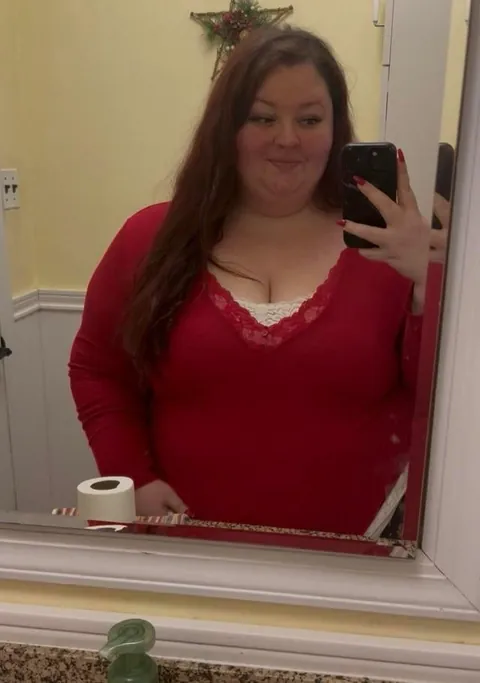 I snuck away from family dinner to flash you 🥰