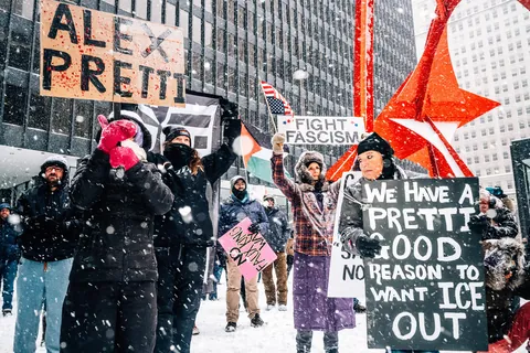 [OC] Chicagoans out in extreme cold and snow to support Minneapolis