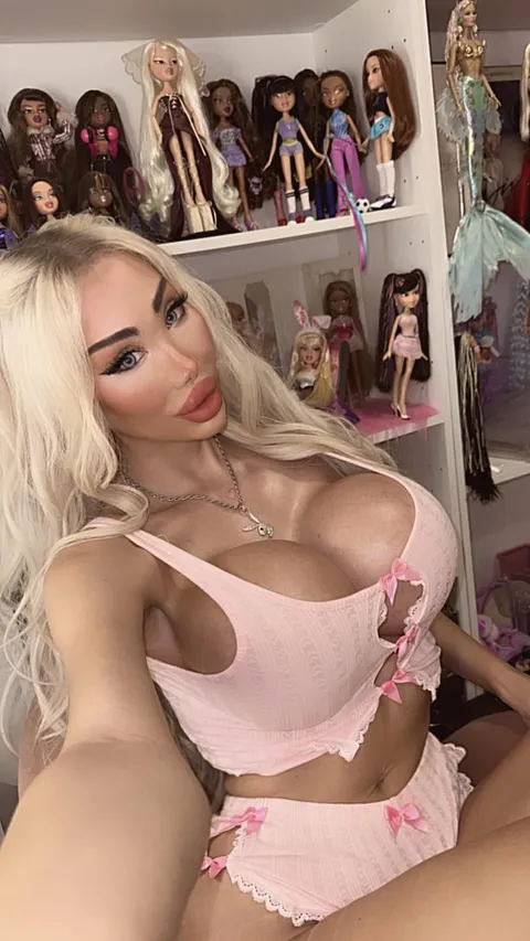 I remember when this was where more is more and plastic is better used to be the most upvoted looks. Now it’s don’t mess with perfect or don’t go too big, don’t get butt implants or lip fillers, just boobs. What happened?