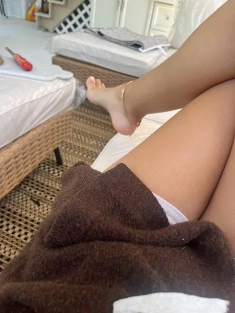 Relapsing to NN? How needy.. guess which pic’s mine 😽