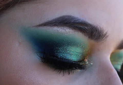 Green smoky eye with a hint of glitter
