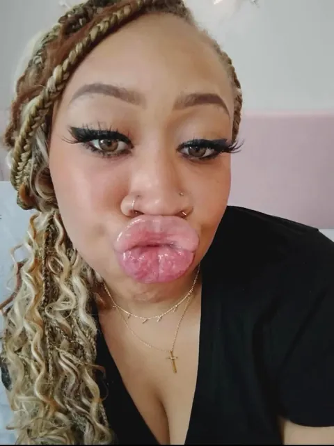 what’s this girl name &amp; socials