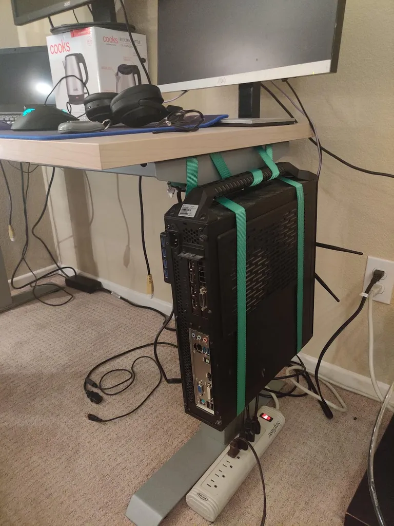 It's me. I'm the one who hangs their pc like that