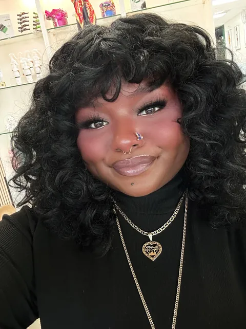 been trying out different placements for implementing glitter liner into my routine. let me know what you think 😄!