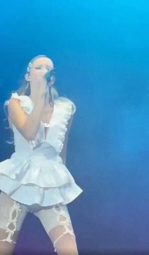 Jiggles on scene (singer Angele)