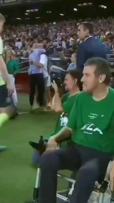 Pedri and Araujo greet former assistant coach raising awareness about ALS