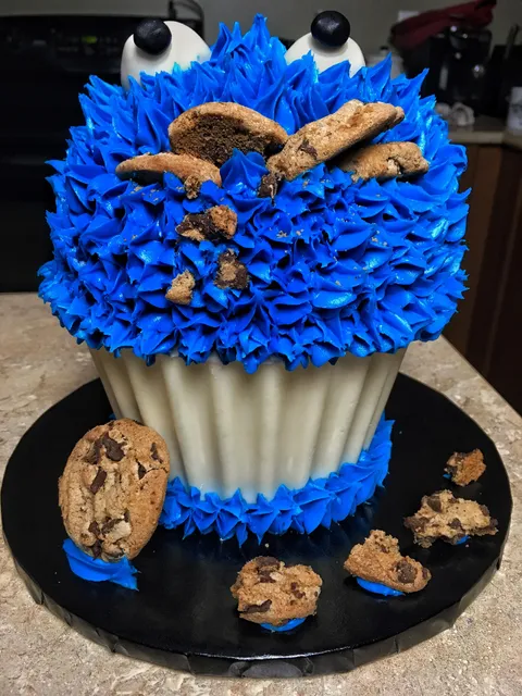 [homemade] Giant Cookie Monster Cupcake