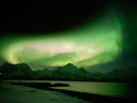 I spent the night in a glass igloo watching the Northern Lights in Lyngen North, Norway and you can too!