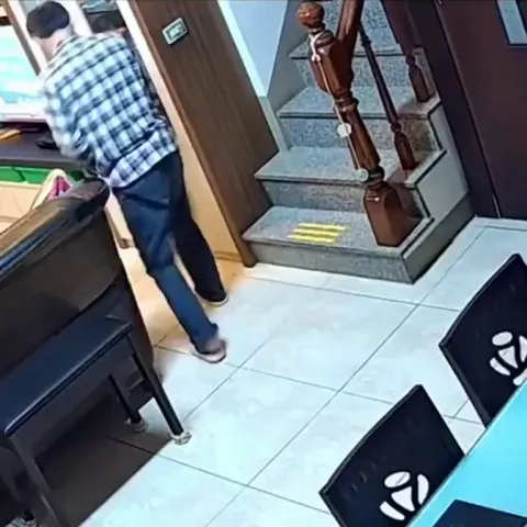 I feel bad for the cat :3