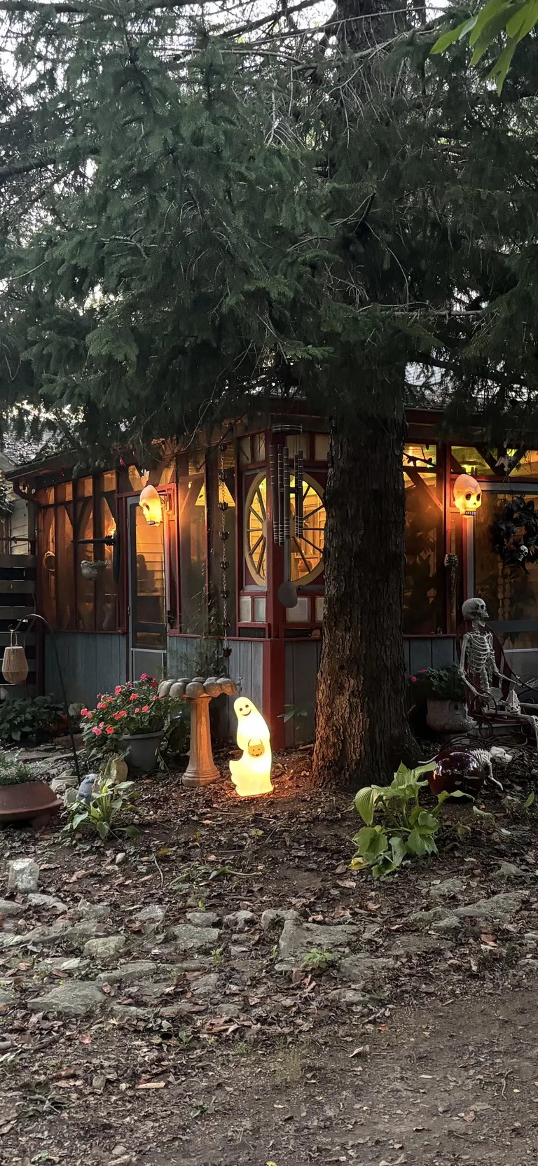 A ridiculously cozy time of year 🌙🍁🎃