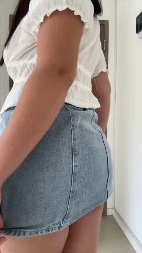 Reveal my ass before I go shopping