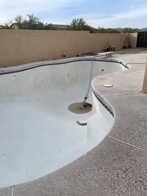 While my family with young kids were staying at this airbnb, a old man walked into the backyard and started draining the pool.