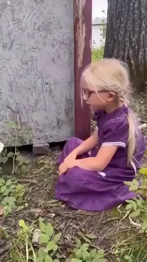 Mommy Cat Showing Her Kitten To Her Favorite Human 😊