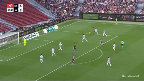 Mathew Ryan (Levante) great double save against Barcelona 89'