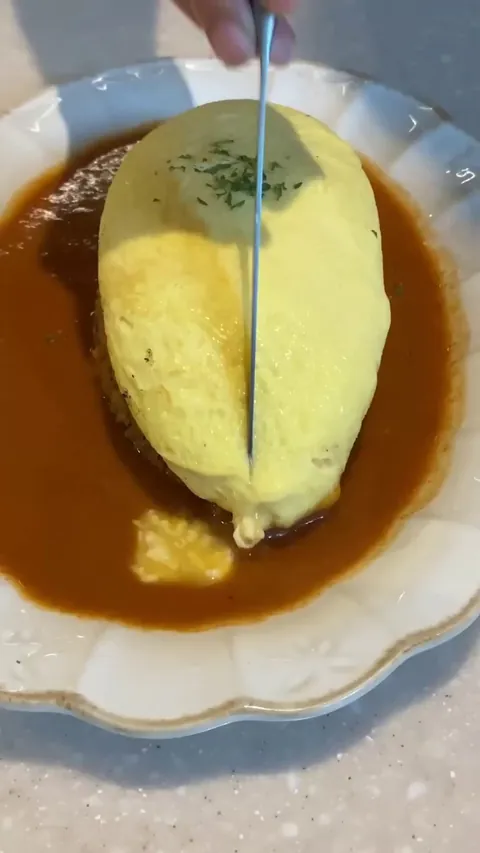 From a liquid swirl to a perfect pillow, this is the technique behind a Omurice