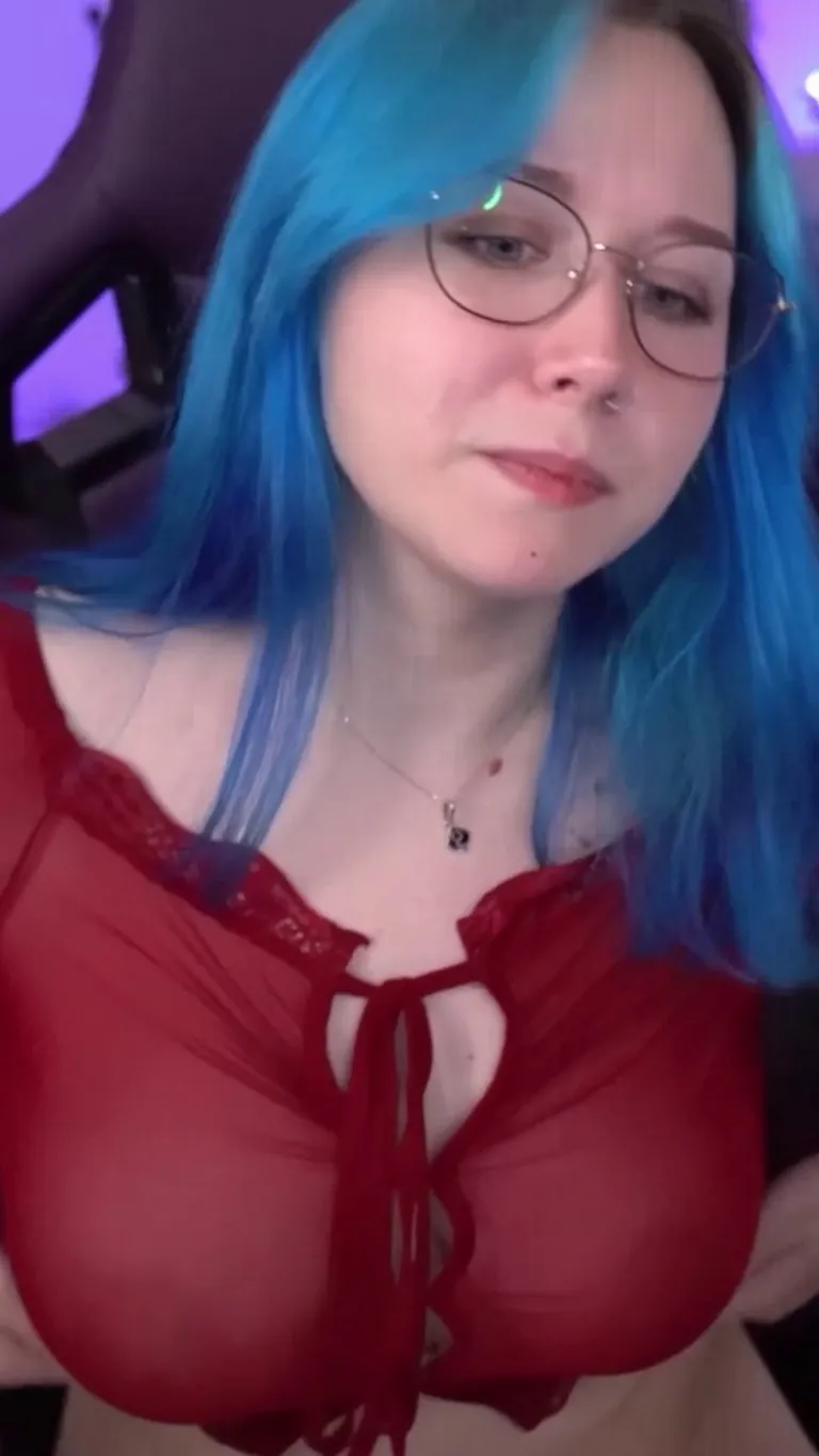 Now you've seen a Goth girl do a titty drop