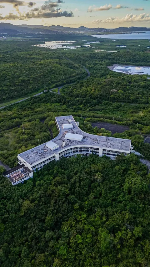 Abandoned hospital in Puerto Rico 🏥⛰️