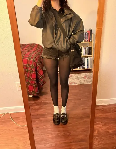 My outfits in emojis this week are basically 🦉📚 🦇 🎀⛰️