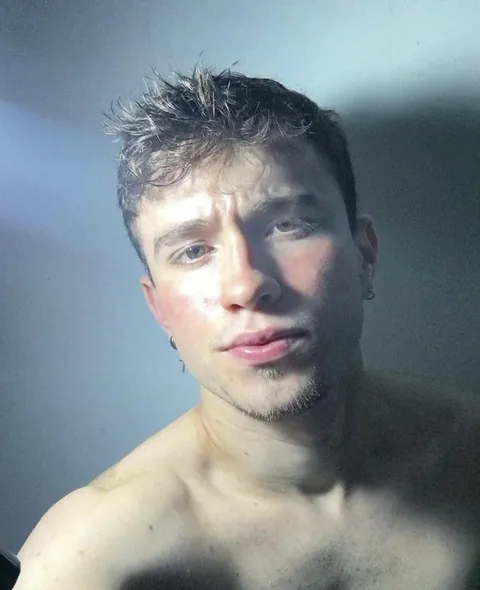 I need a friend to fuck your hole every day 😊