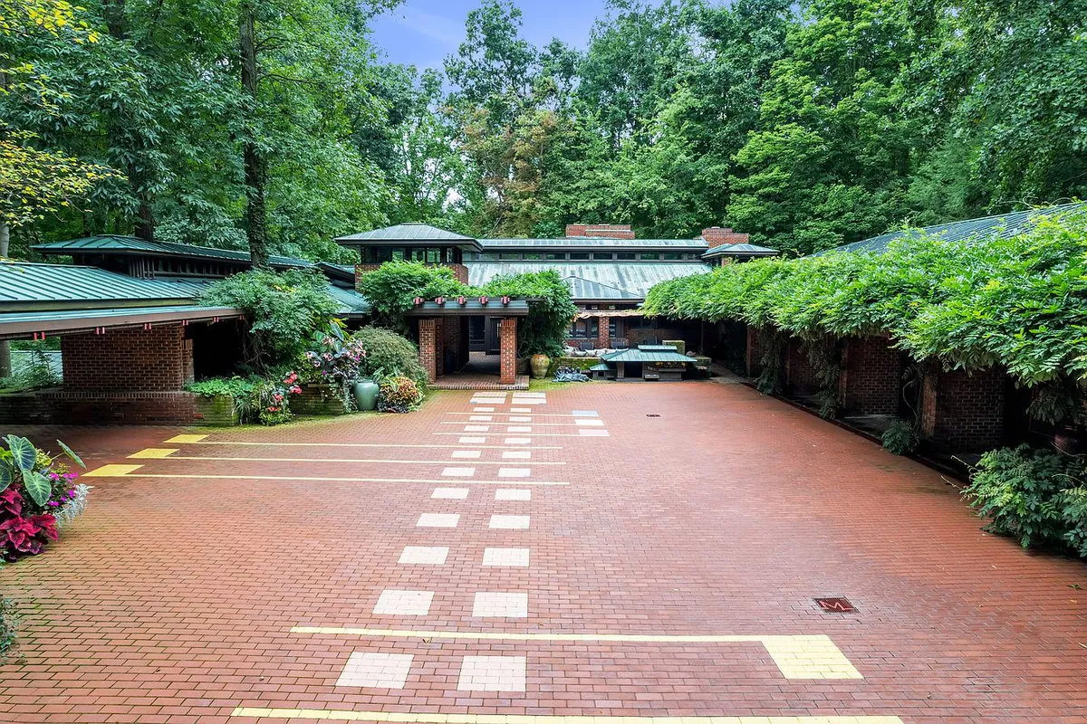 Frank Lloyd Wright style estate (Ann Arbor, Michigan, US).