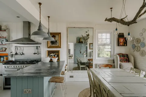Seaside residence in the Littlestone-on-Sea, a small coastal village in Kent, England [1600x1067]