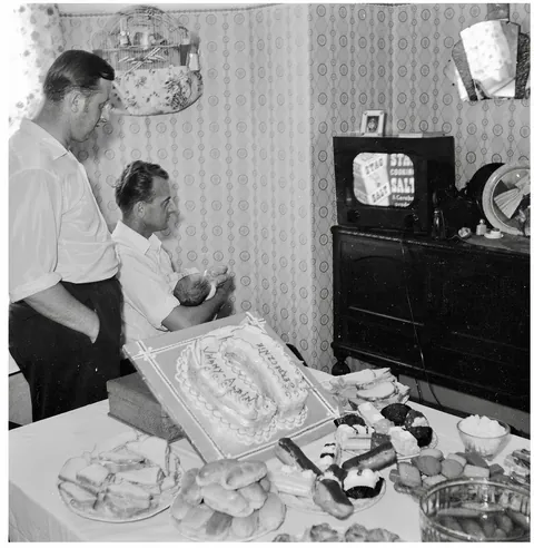 Lots to Unpack –Detailed &amp; Mysterious Vintage Images, 1910-1977