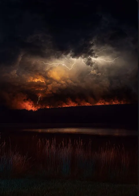 Possibly the most perfect timed Australian bushfire pic, no it’s not ai, this is genuinely how our bushfires are