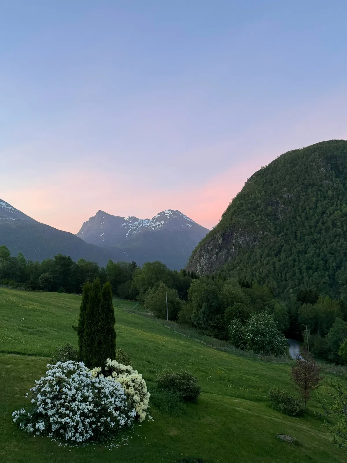 My girlfriends cozy farmhouse in Norway, with a winter &amp; summer comparison :)
