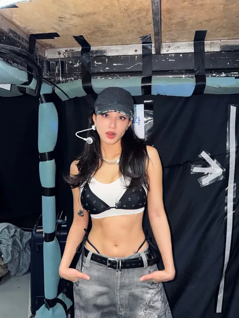 TWICE - Jihyo (feat Chaeyoung and Jeongyeon)