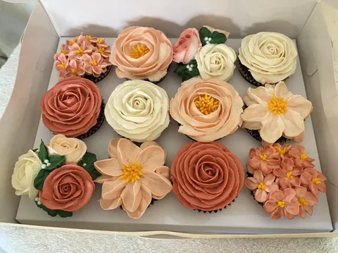 [Homemade] Floral Cupcakes