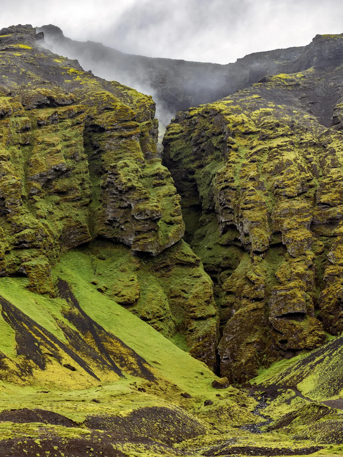 Red-Cloak Rift, Iceland. [OC][2250x3000]