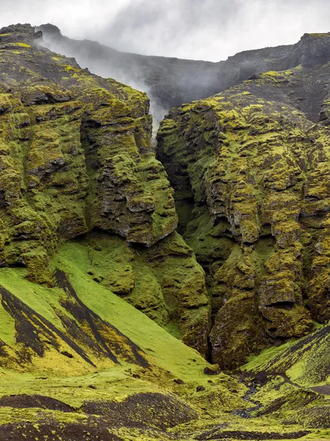 Red-Cloak Rift, Iceland. [OC][2250x3000]
