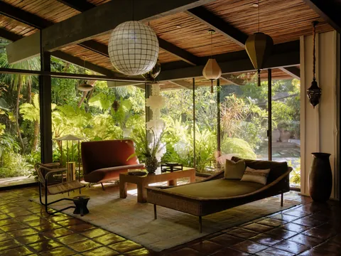 Room with mid-century modern furniture in a 1956 residence by the designer Cliff May, Brentwood, Los Angeles [2048x1537]