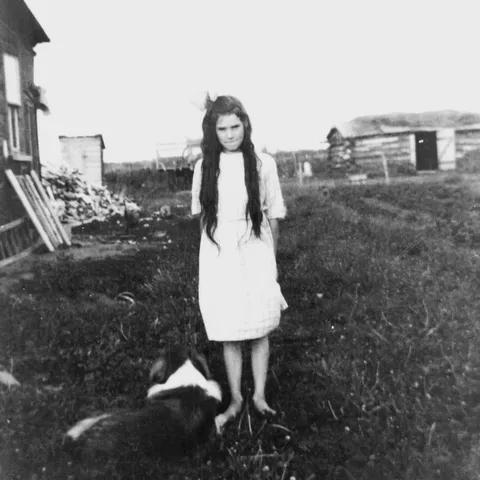 My great aunt Beth Mallet around 1915, Saskatchewan. Married Albert Humm. I am looking for members of that family to give them photos if they wish