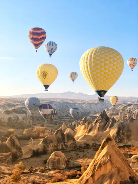 After 3 days of uncertain weather and cancellations, I was lucky enough to hitch a balloon ride in Cappadocia, Turkey 🇹🇷
