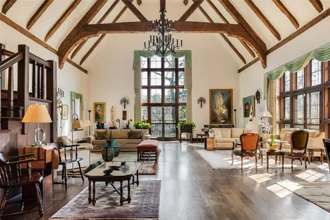 Living room of a 1932 Tudor-style mansion in Ossining, New York (1499x1000)