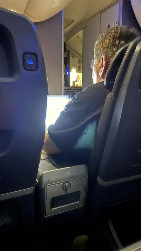 this passenger's laptop brightness on a red eye flight is blinding me