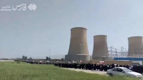Iranians form a human chain in front of the Kazerun power plant