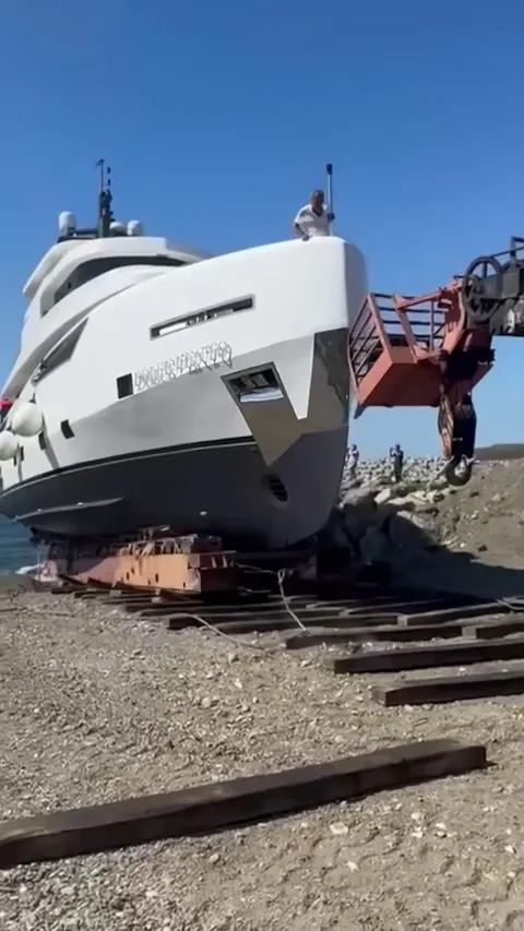 New yatch sinks minutes after launch