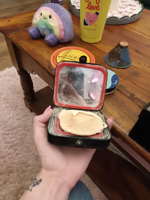 I bought a theatre make-up set from the late 1950/1960. I thought you guys would appreciate it as much as I do 🥰