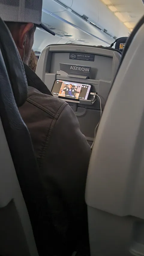 Guy on flight watched entire movie without tapping screen to get rid of overlay