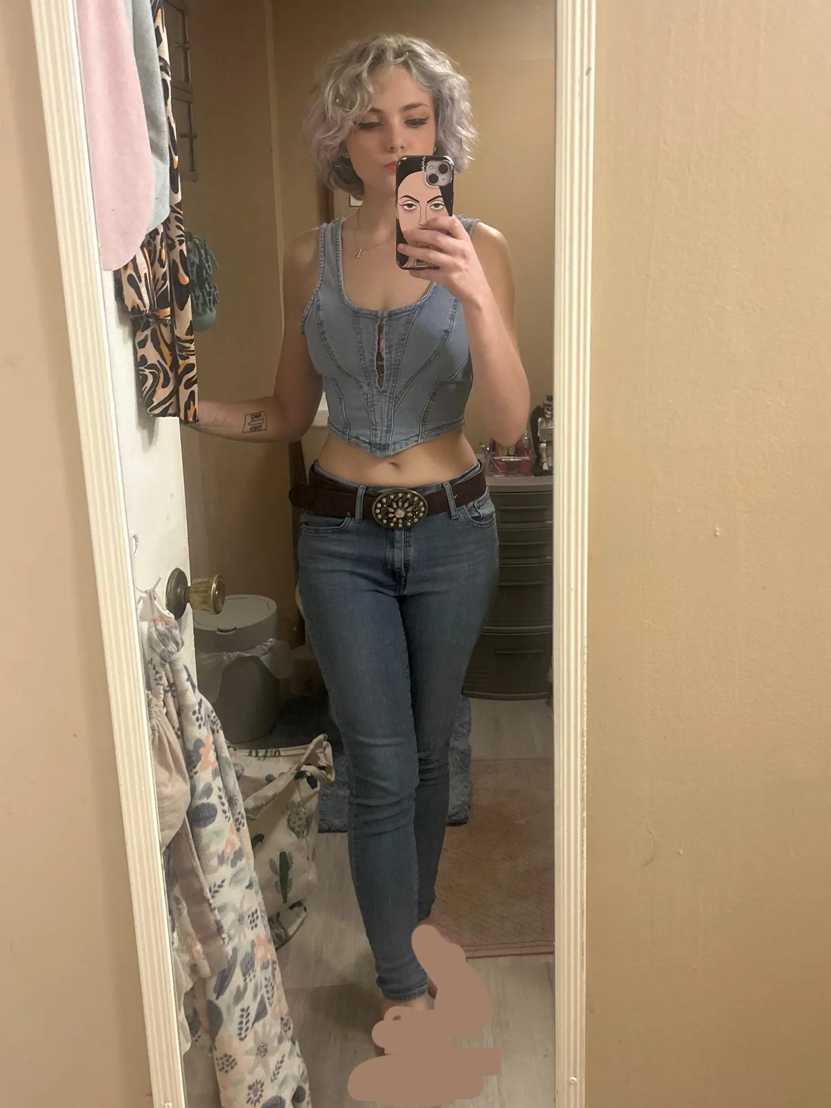 Been really struggling to style this top despite wanting to wear it for every occasion. How do we feel about the denim on denim??