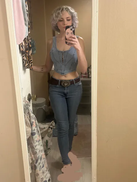 Been really struggling to style this top despite wanting to wear it for every occasion. How do we feel about the denim on denim??