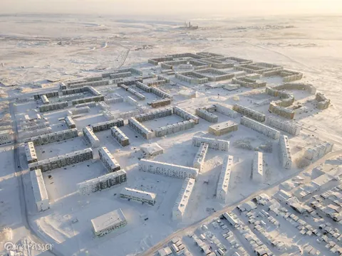 🔥Photographer Maria Passer captured the ice-covered abandoned buildings of Vorkuta, in Russia’s Komi Republic, where winter temperatures drop as low as -58°F. As residents leave the dying coal-mining city, snow and ice completely encrust former living rooms, offices, and bedrooms