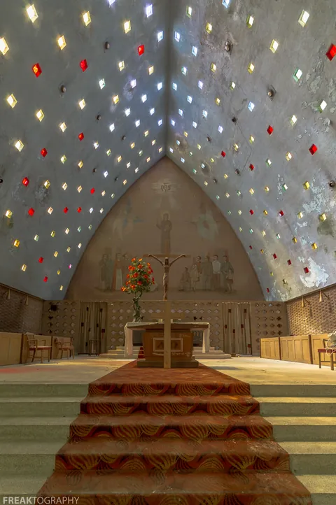 An unbelievable abandoned church in Montreal, Quebec (OC) 755 × 1136