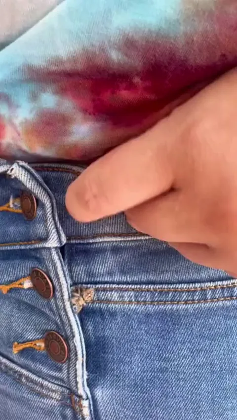 Jumping spider climbs a lady's leg so she sics it on a fly 